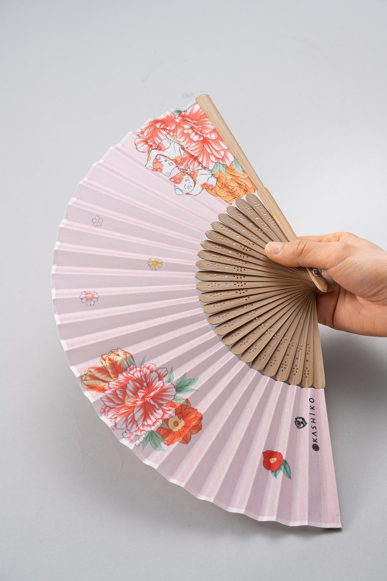 伝統が息づく九谷焼作家のデザイン。日本らしく繊細で美しい絵柄