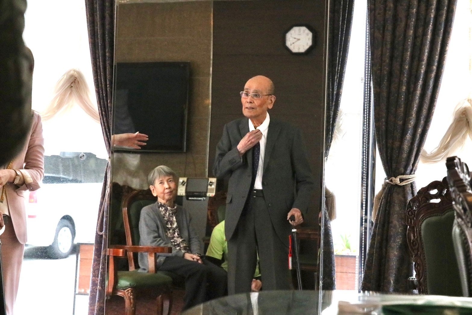 レジェンドジャケットをご着用されて奥様と一緒に鏡をみてご確認