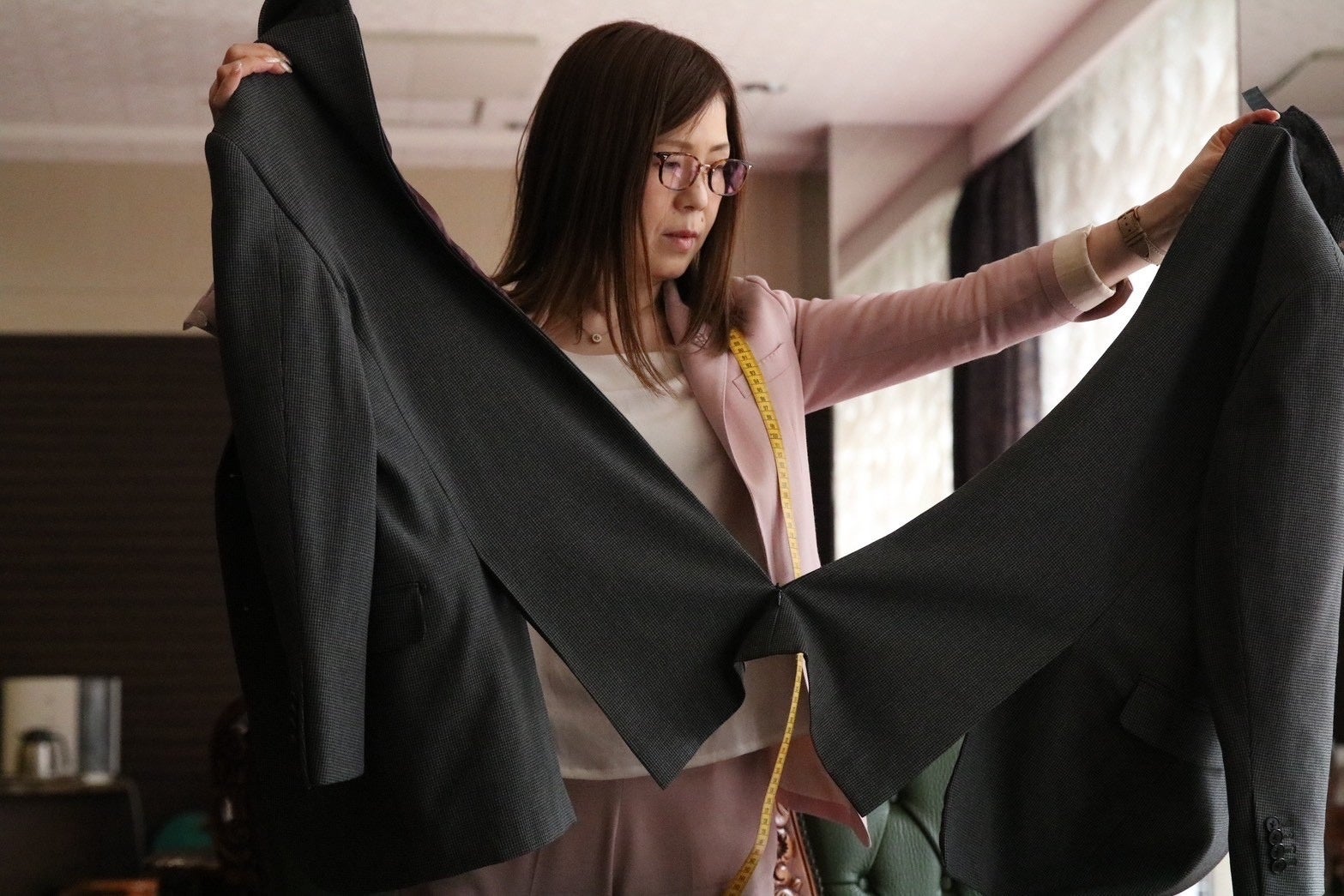 ジャケットのセンター部分を開閉できることで着脱がスムーズ