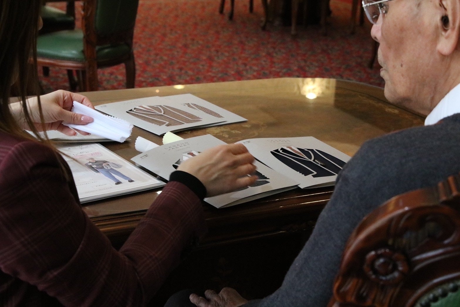 サンプルキットをご覧いただいている様子