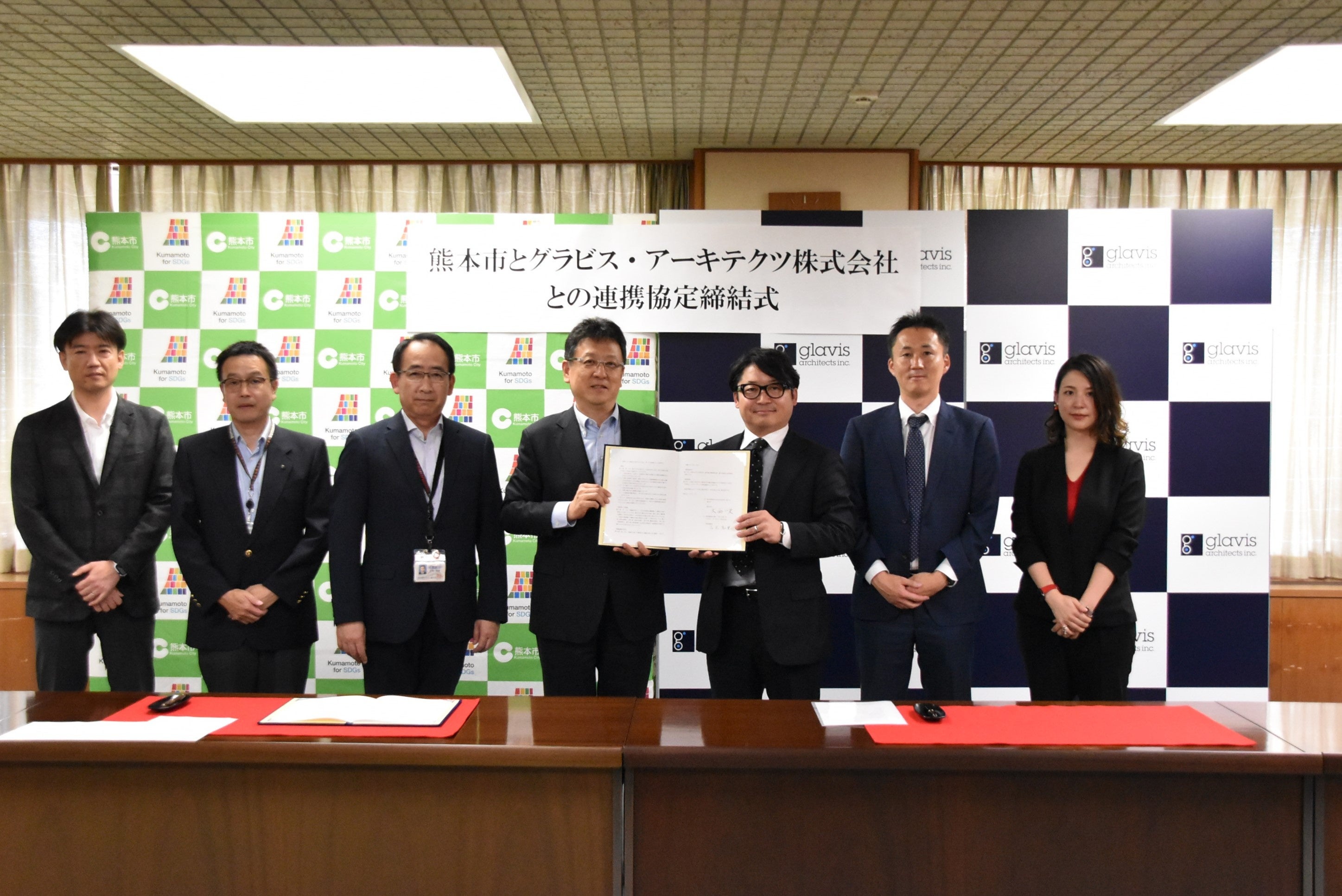 熊本市役所で行われた締結式「エンゲージメントサーベイの実施および人事施策検討に関する協定」 （中央左：熊本市　大西 一史 市長、中央右：グラビス・アーキテクツ株式会社　代表取締役　古見 彰里）