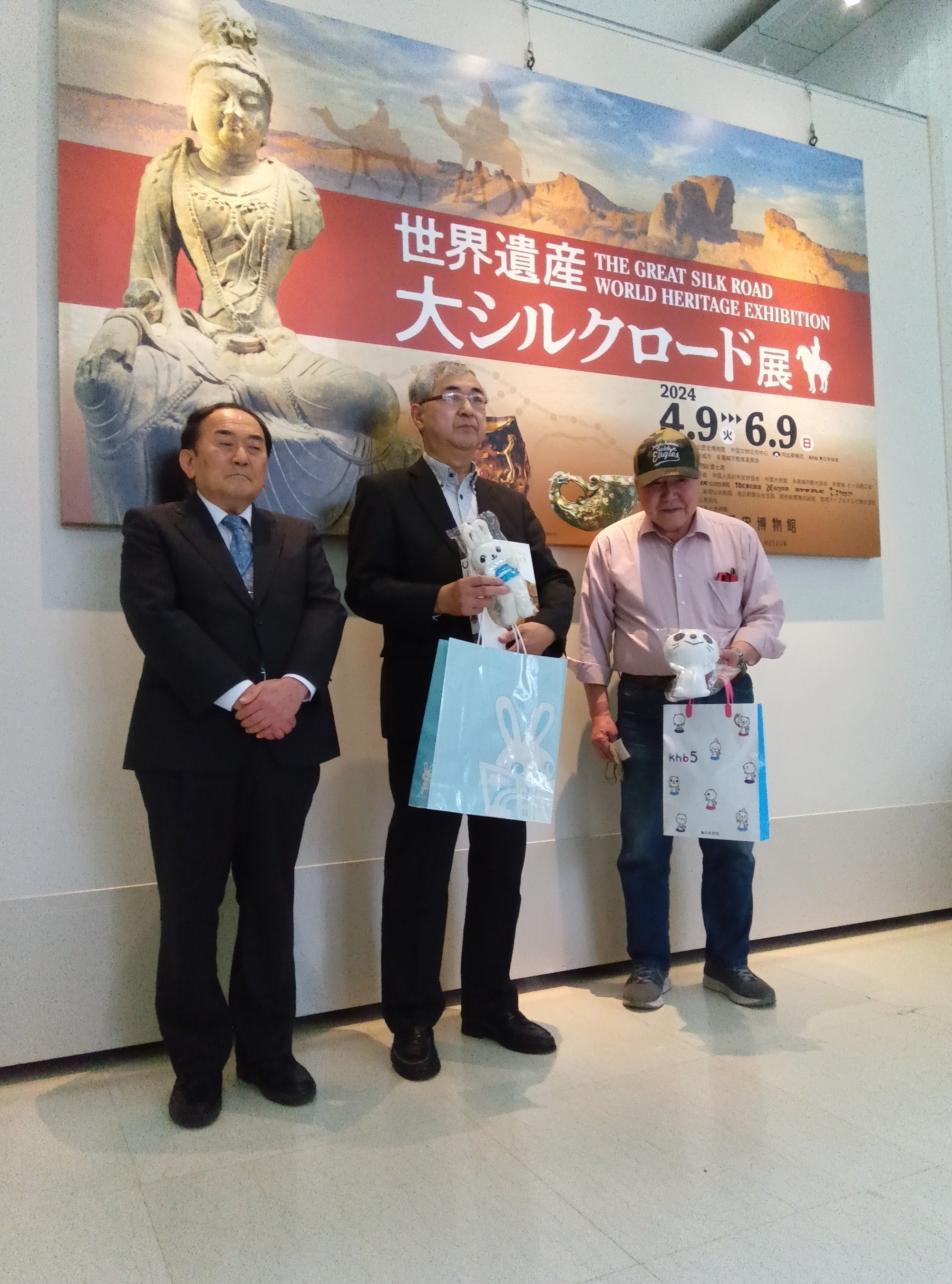 阿子島香館長と３万人目となった梅津さんと磯さん