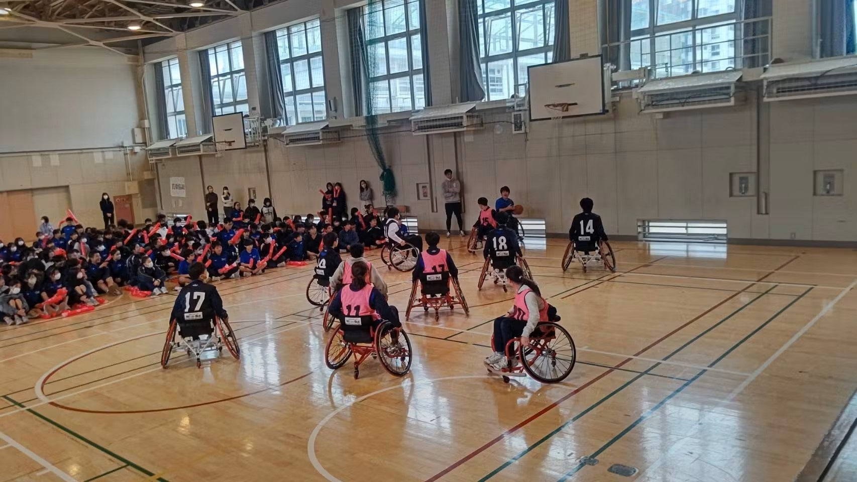 （イメージ）同中学校で実施された車いすバスケットボール体験の様子