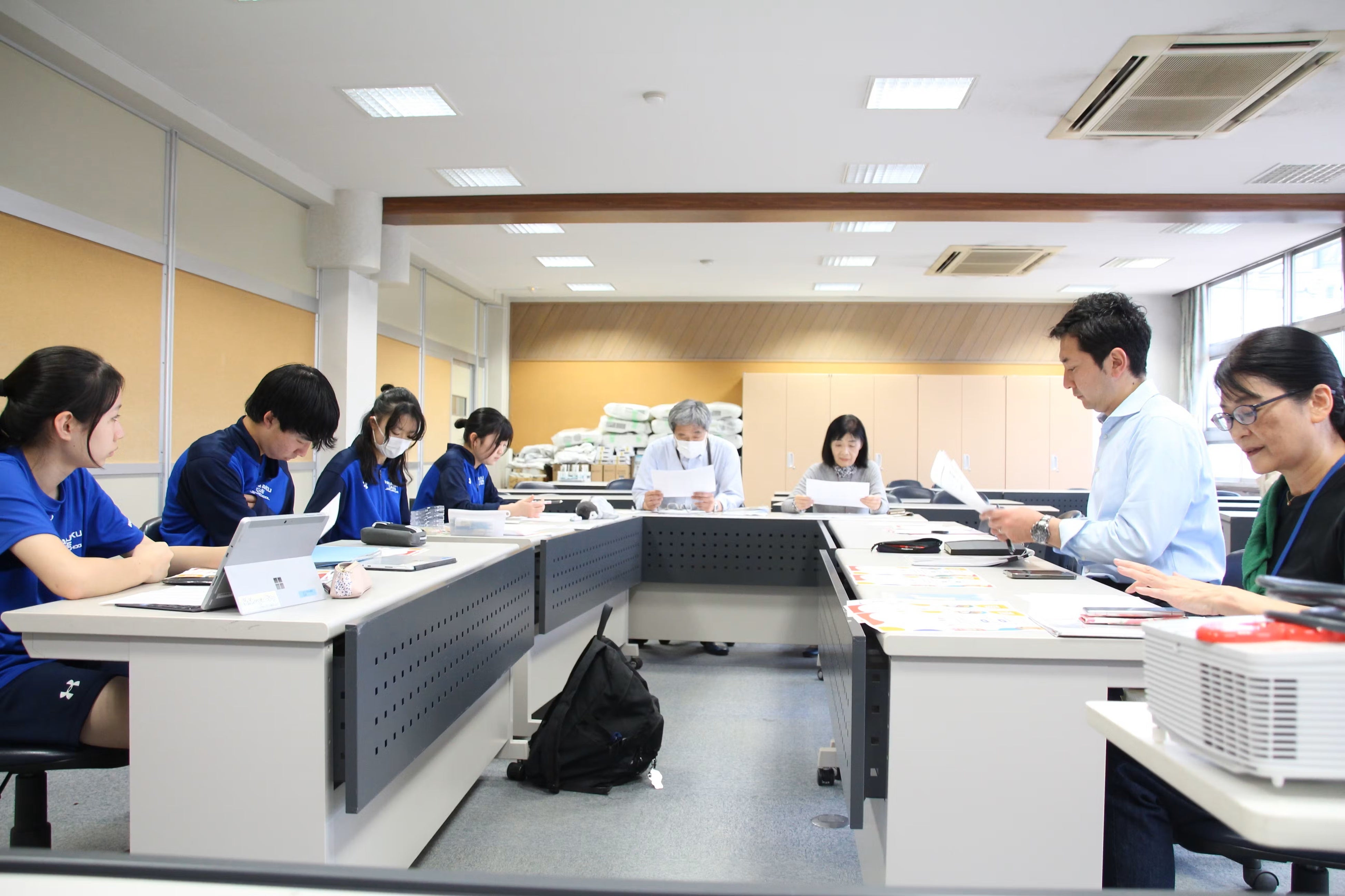 ７名の生徒会役員を中心に企画会議