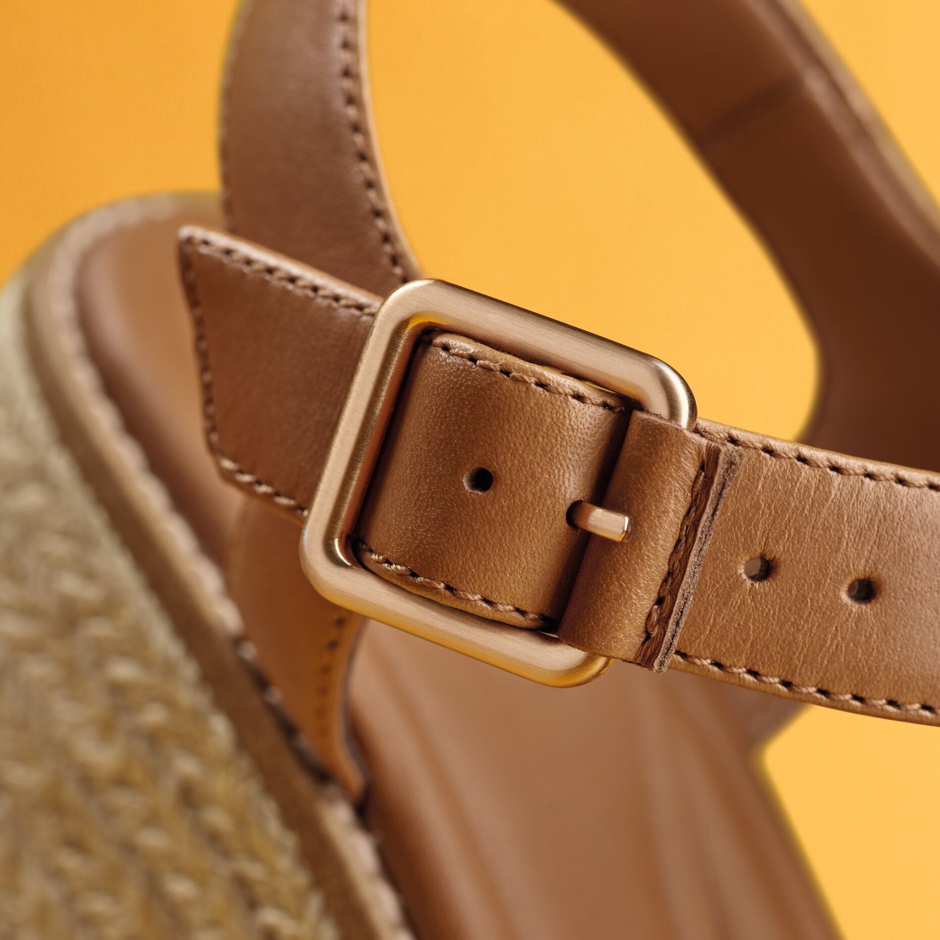 CLARKS ストラップ コンフォート サンダル レザー ウエッジ 夏の足元に、軽やかな存在感。ーClarks(クラークス)の新作