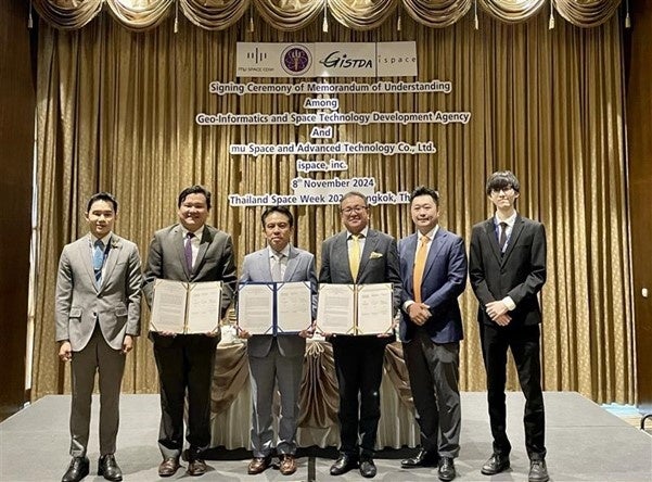 左から2番目 mu Space CEO&Director James Yenbamroong氏, GISTDA長官 Dr. Pakorn Apaphan氏, ispace Executive Fellow 斉木敦史
