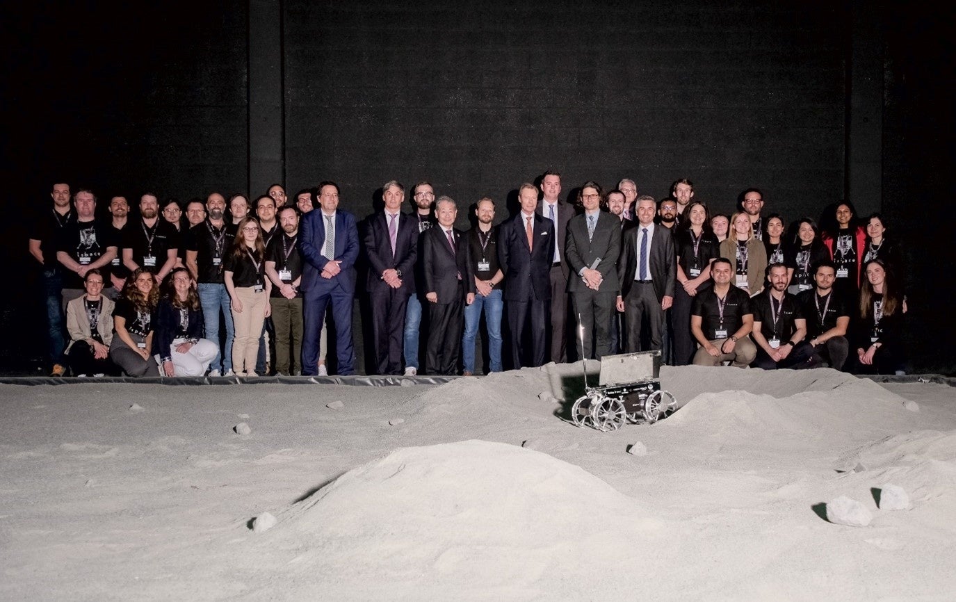 ルクセンブルク大公国大公殿下、政府関係者、およびispace EUROPEの従業員の集合写真