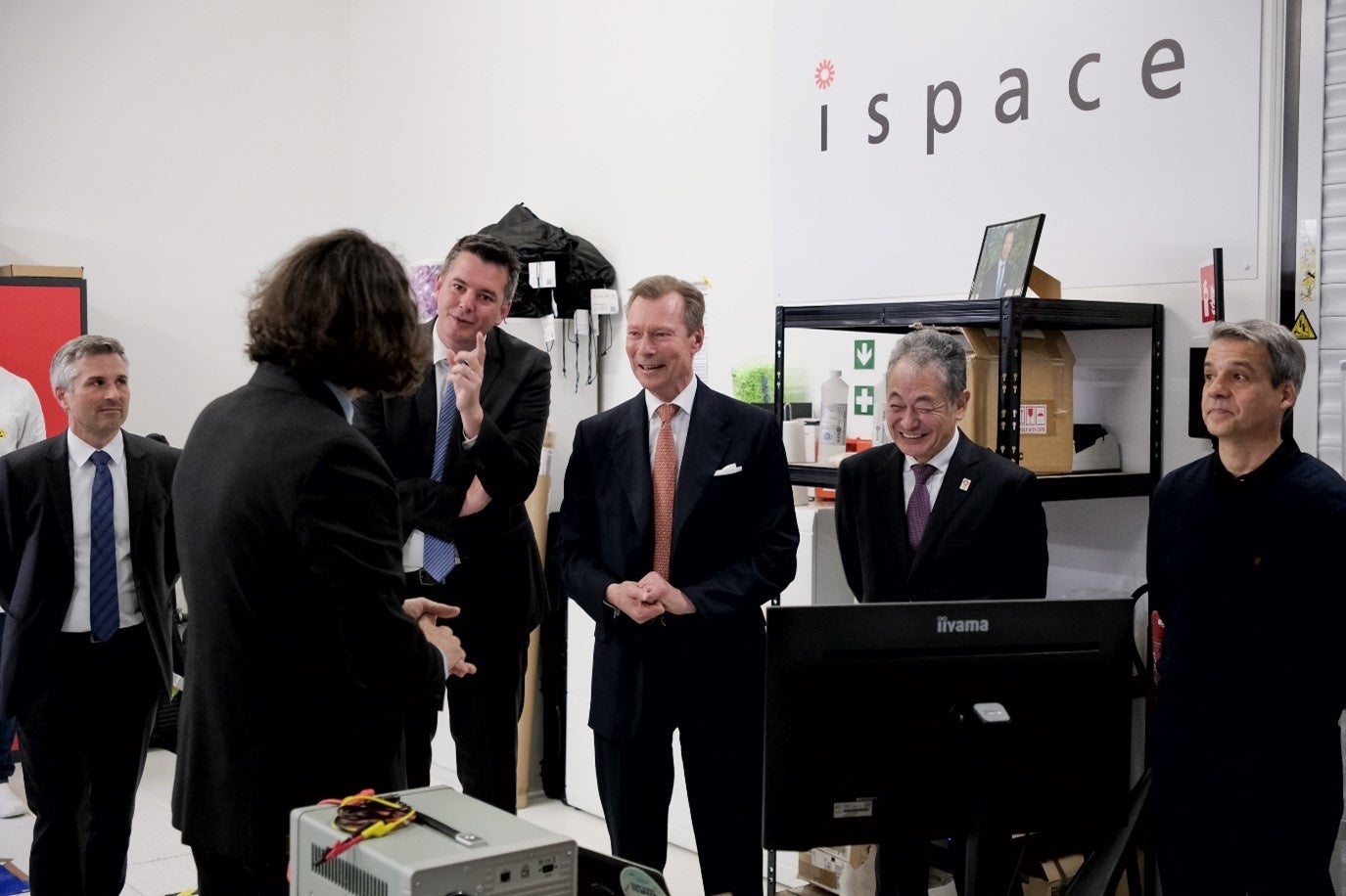 左からルクセンブルク宇宙機関のマチアス・リンク副CEO、デレス 経済・中小企業・エネルギー・観光大臣、ルクセンブルク大公国大公殿下、在ルクセンブルク日本国大使館 松原正浩特命全権大使