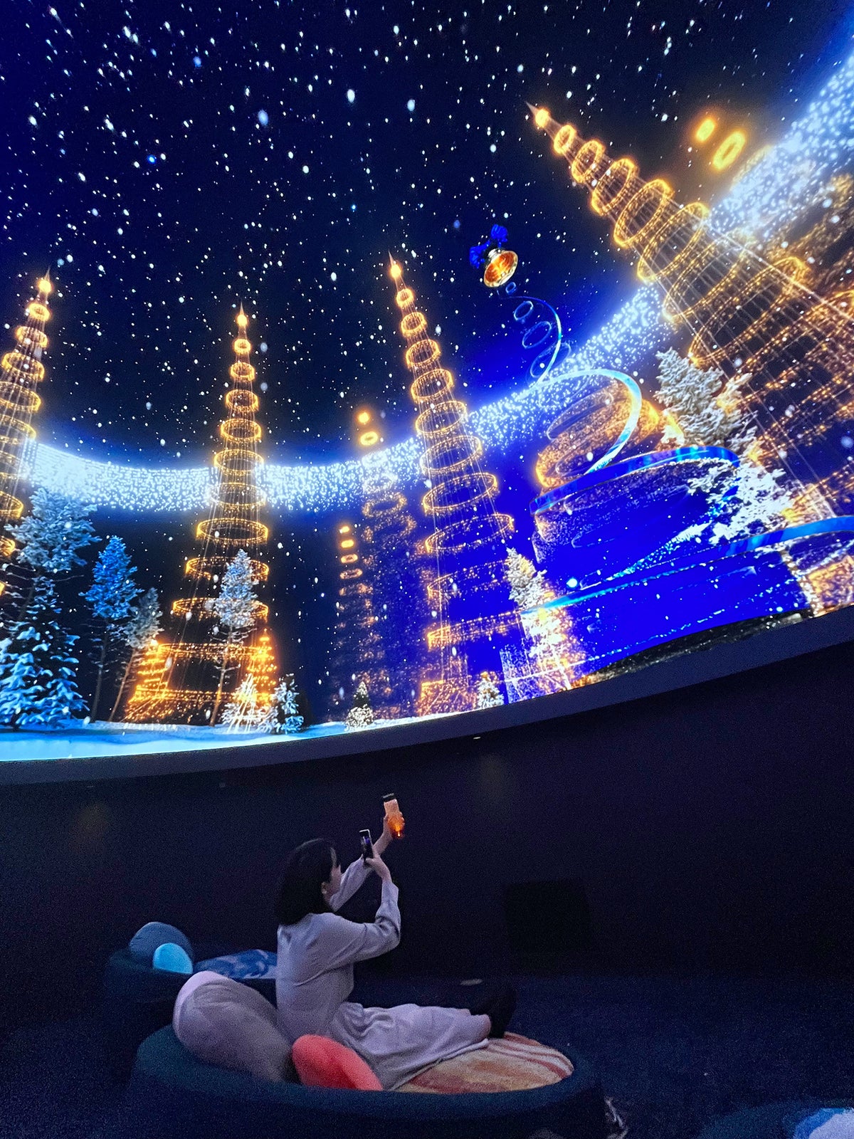 上映前のドームが撮影OKのクリスマス空間に コニカミノルタプラネタリウム全5館で『イルミネーションウェルカムドーム』11月12日(木)スタート