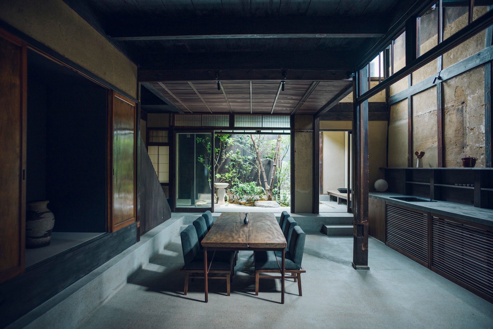 大阪の街を、客室から感じる。「HOTEL GEOMETIQ Osaka Umeda, an Ascend Collection Hotel」の客室アートをプロデュース