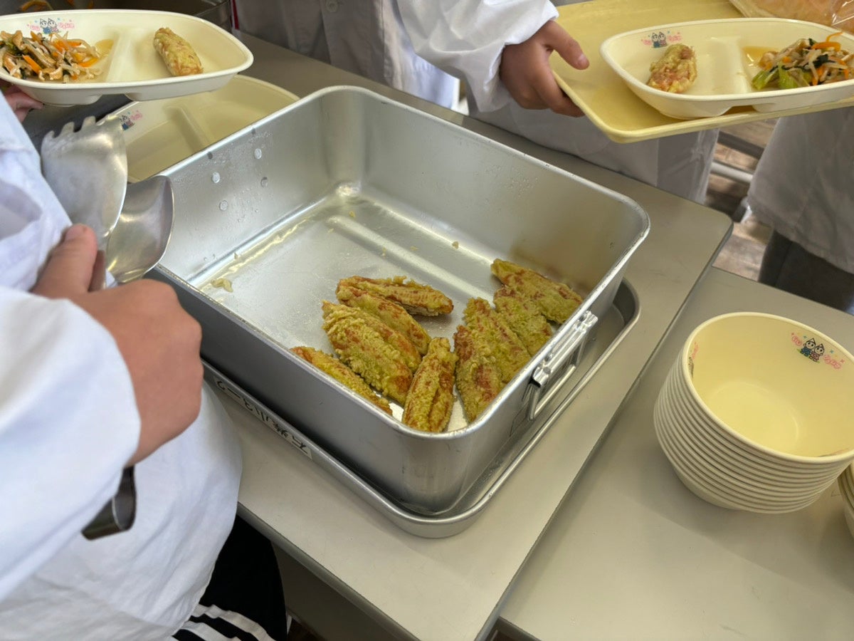 “藻”を使った給食は生徒たちに人気だった（第1回目の藻給食の様子）