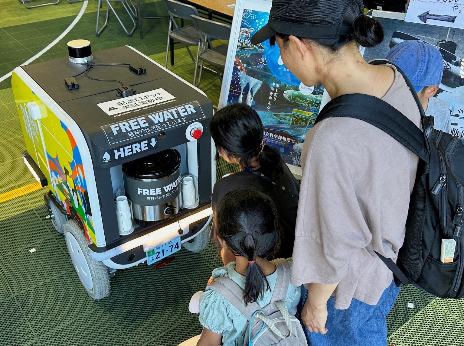 天王洲にオフィスを構えるスタートアップLOMBY株式会社、街のイベントで自動配送ロボットの走行実験を行っている