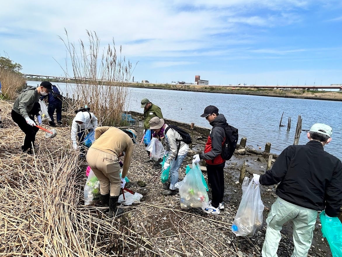 荒川河川敷清掃の様子