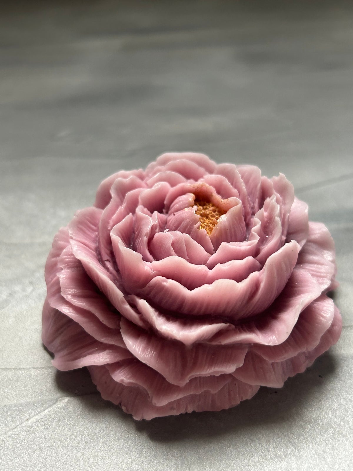 手作りで繊細な花びらを表現した飾れるアロマのアンティークソープ作品