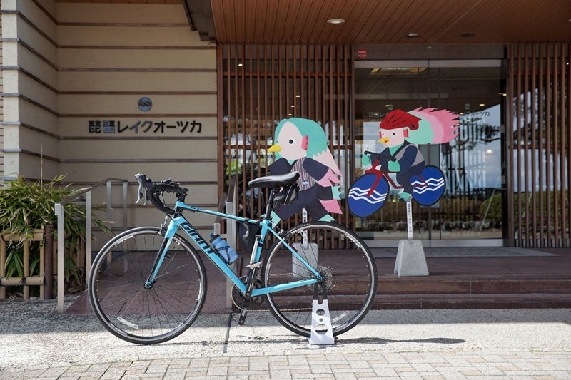 【琵琶湖】エントランスの飛び出しビワイチアマビエさま