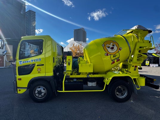 本物の生コンクリートミキサー車が巨大ガラポンに“体験”で伝えるインフラの価値、実車活用の参加型企画を実施 本物の生コンクリートミキサー車が巨大ガラポンに“体験”で伝えるインフラの価値、実車活用の参加型企画を実施