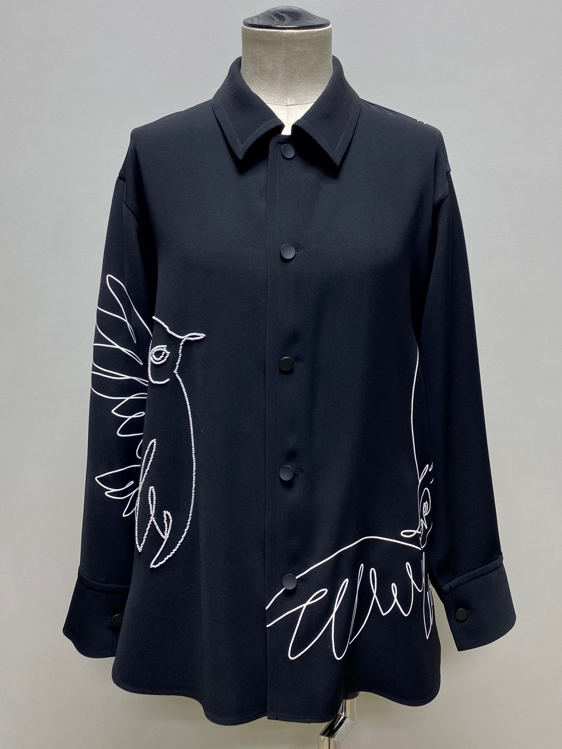 ［バジーレ28］シャツ　57,200円(税込)　カラー：ホワイト・ブラック