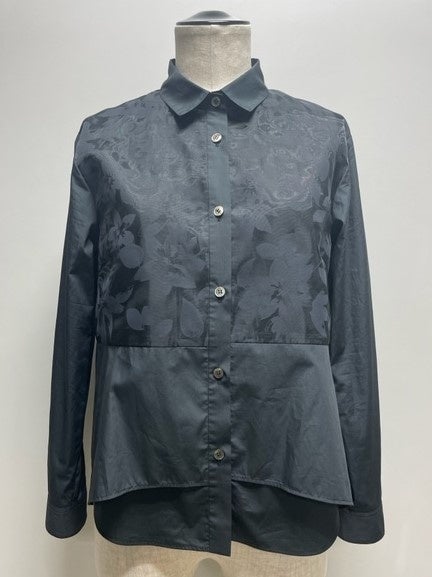 ブラウス　31,900円(税込)　カラー：ホワイト・ブラック