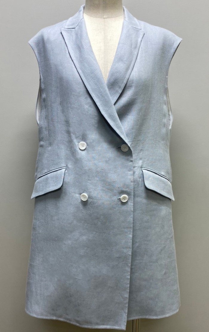 ノースリーブジャケット　86,900円　カラー：生成り、サックス