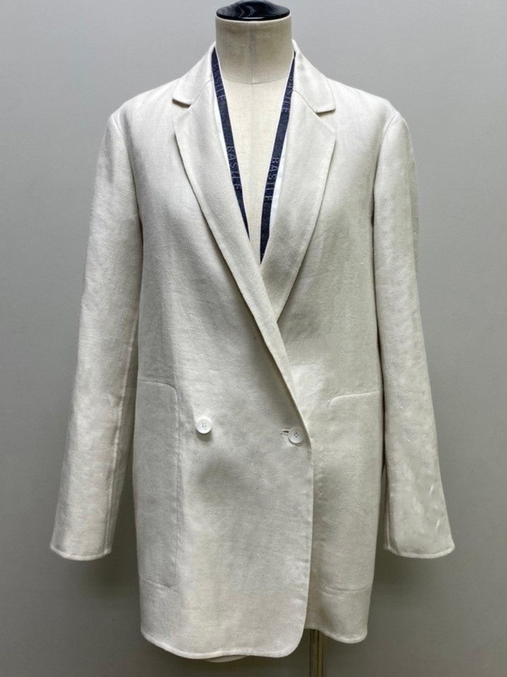 ロングジャケット　121,000円　カラー：生成り、サックス