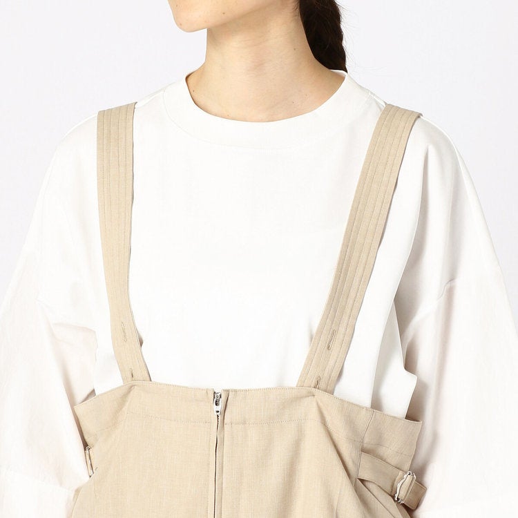 両サイドのタブベルトと４段階調節の肩ひもでサイズ調節が可能