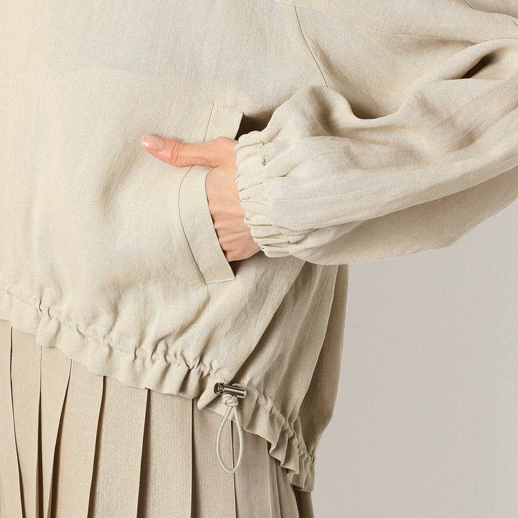 袖と裾にはたっぷりとギャザーが入った立体的なシルエット