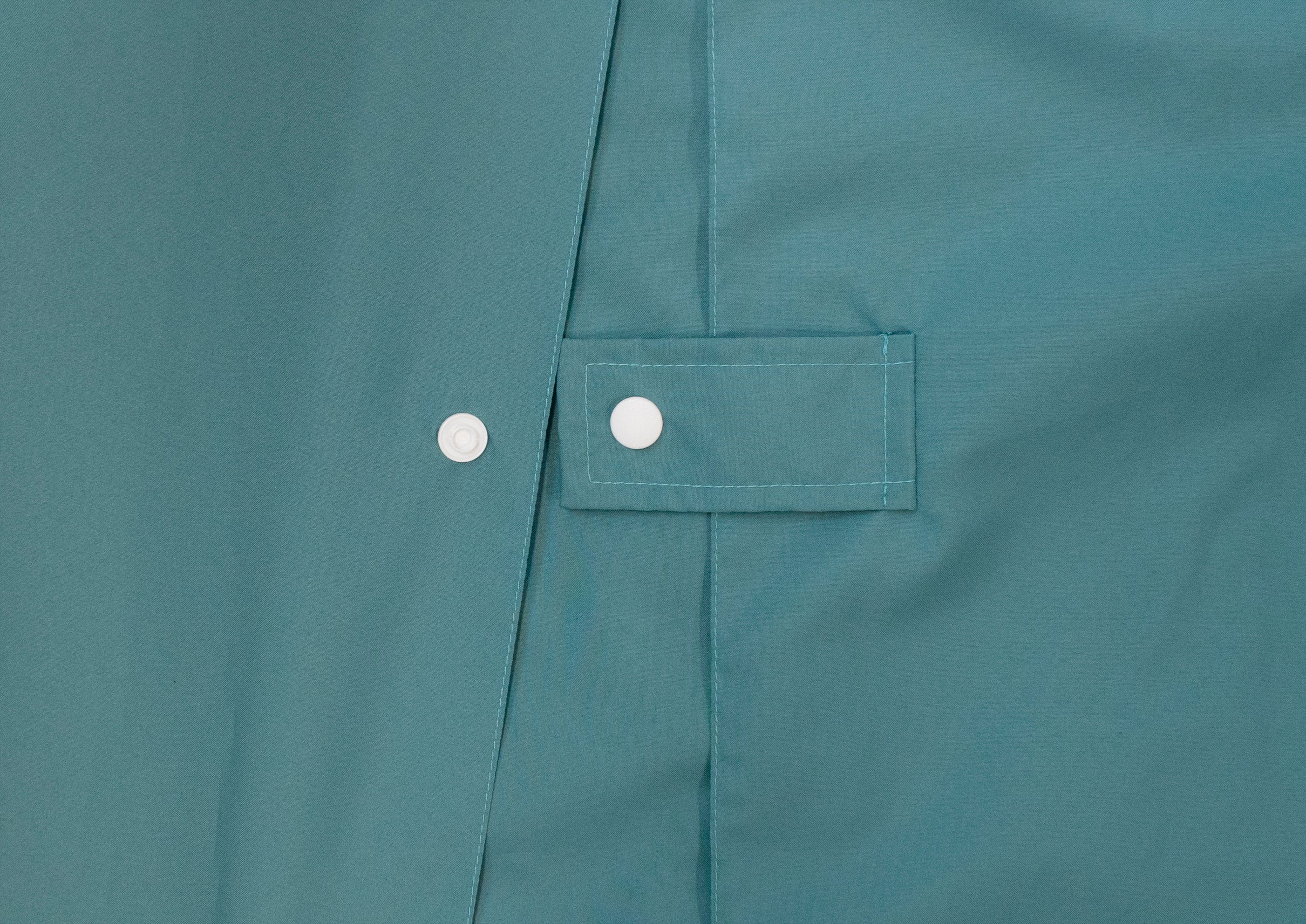 背中にはスナップがあるので付きで身幅の調節が可能