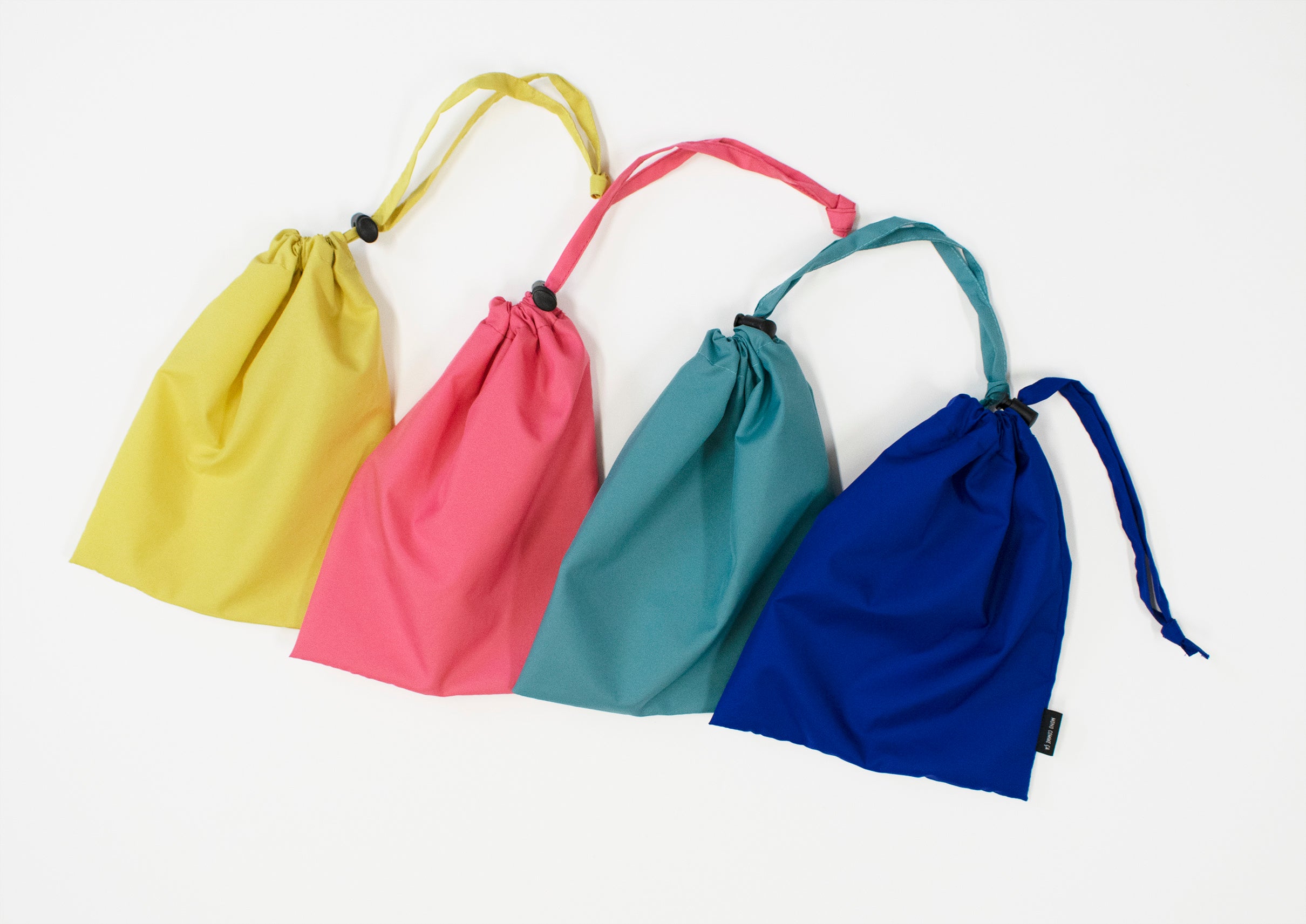 持ち運びに便利な巾着付き