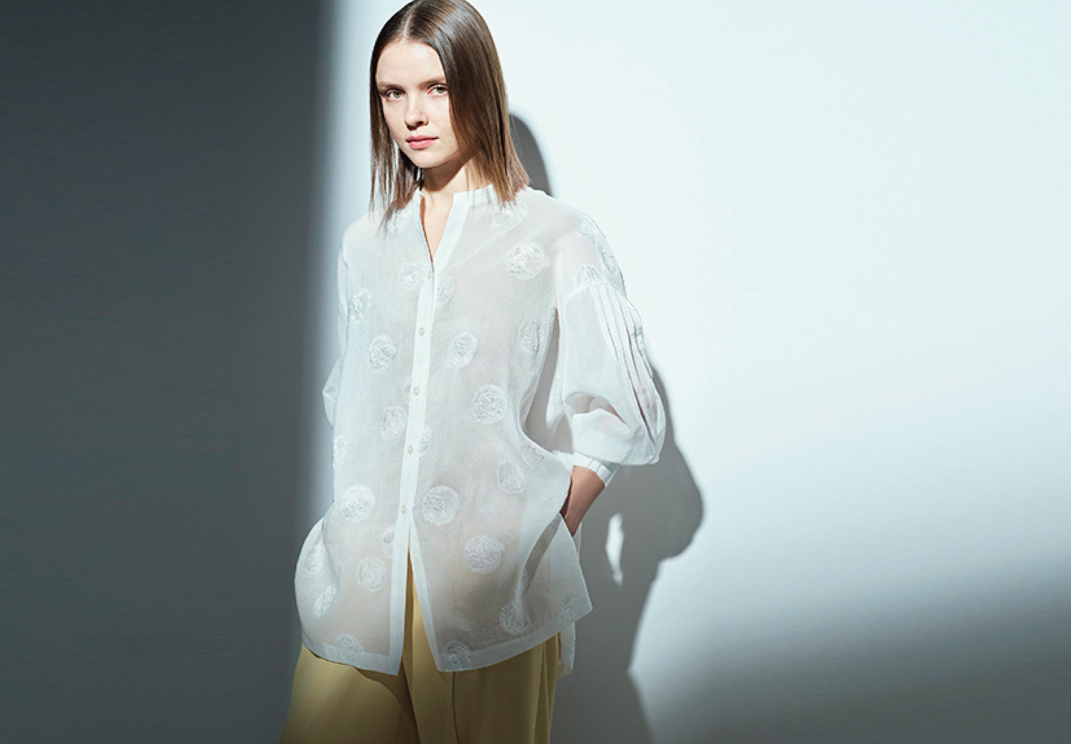 ブラウス　31,900円(税込)　カラー：ホワイト、ブラック