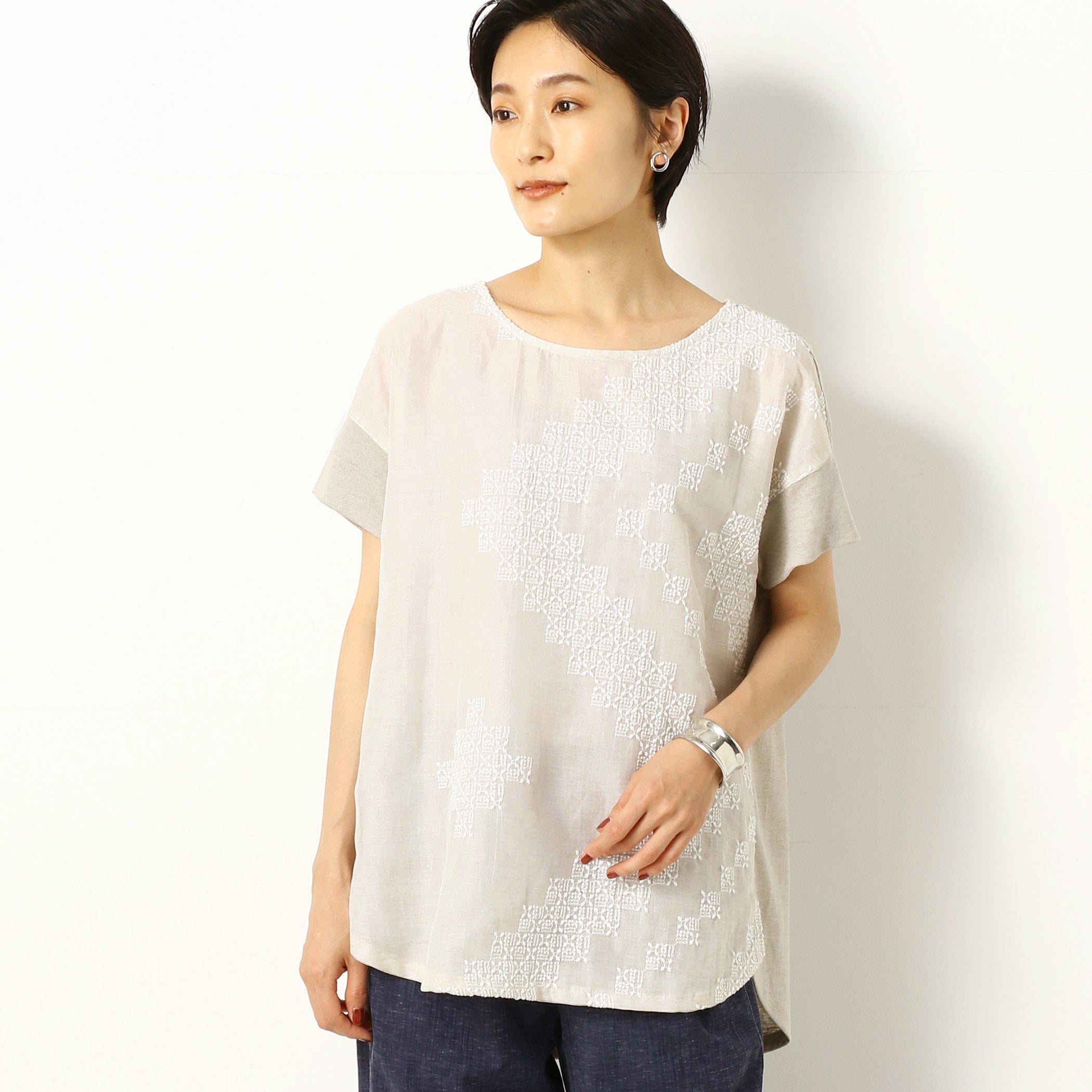 プルオーバー　25,300円(税込)　カラー：生成り、ブラック