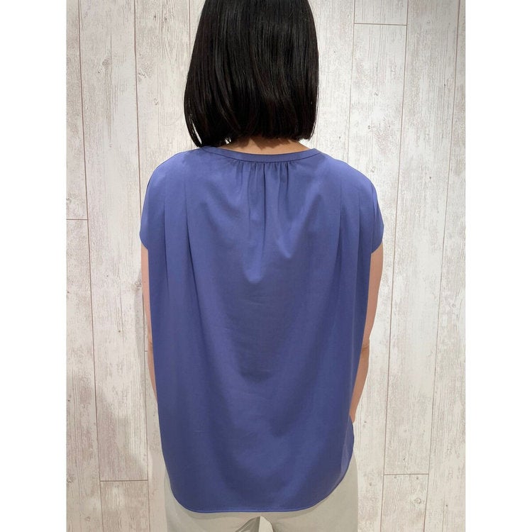 ギャザーとタックがポイント