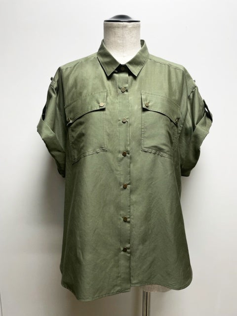 シャツ　35,200円(税込)カラー：カーキ