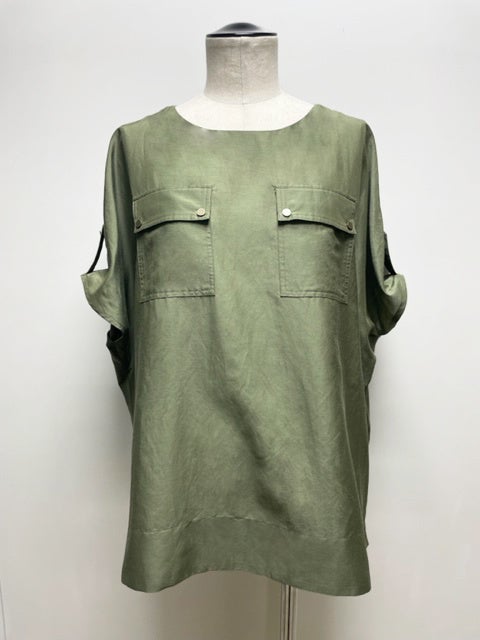 プルオーバー　29,700円(税込)　カラー：カーキ