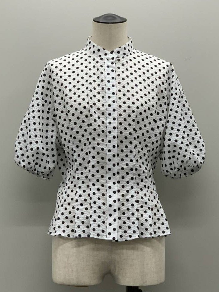 ブラウス　17,600円(税込)　カラー：ホワイト×ブラック、ブルー×ブラック、ブラック×ホワイト