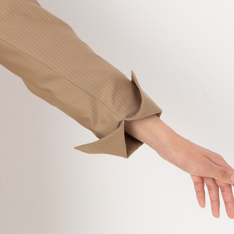 大きく折り返せる袖口