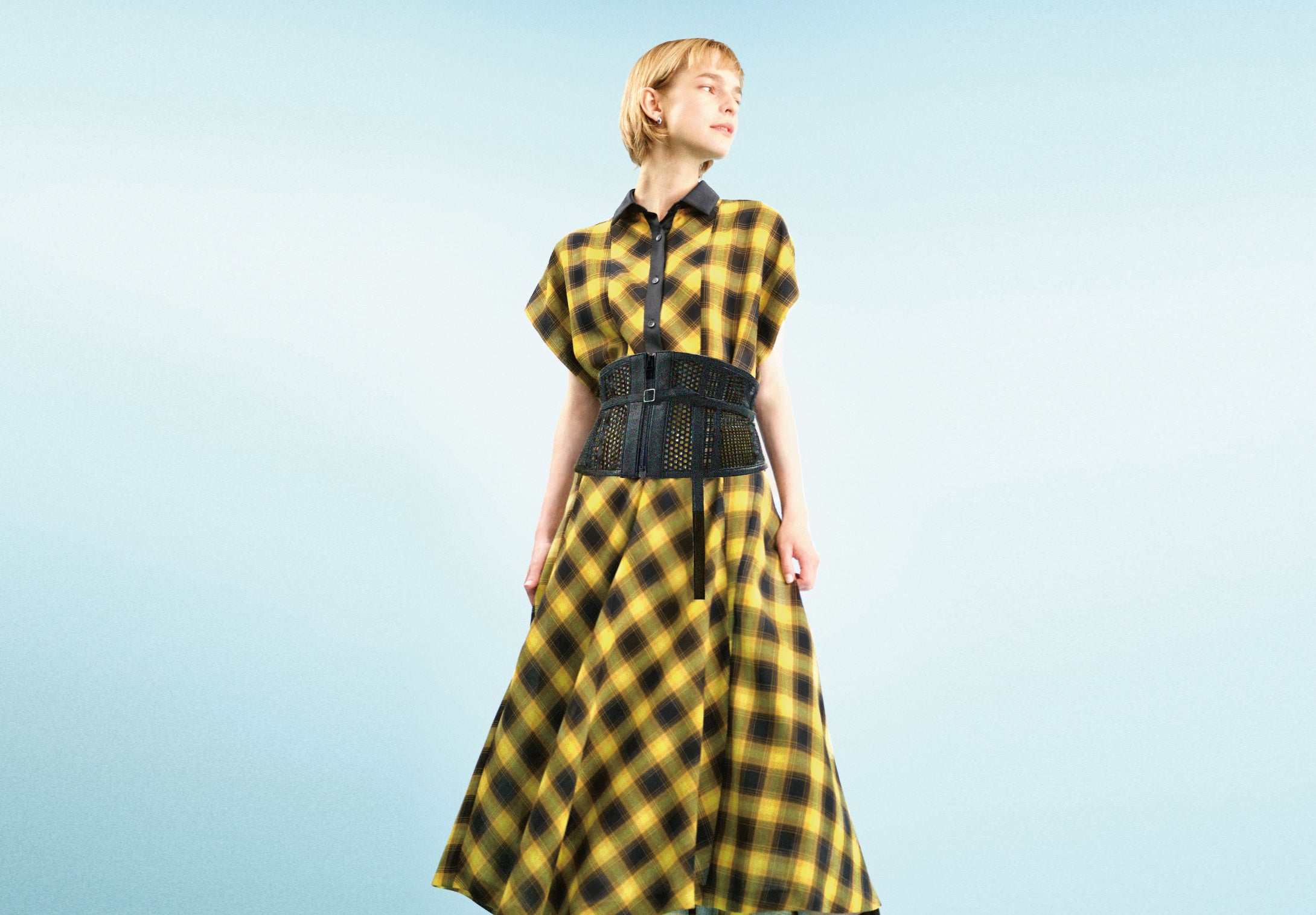 シャツ　25,300円、スカート　30,800円　※全て税込　カラー：イエロー×ブラック系、モノトーン系