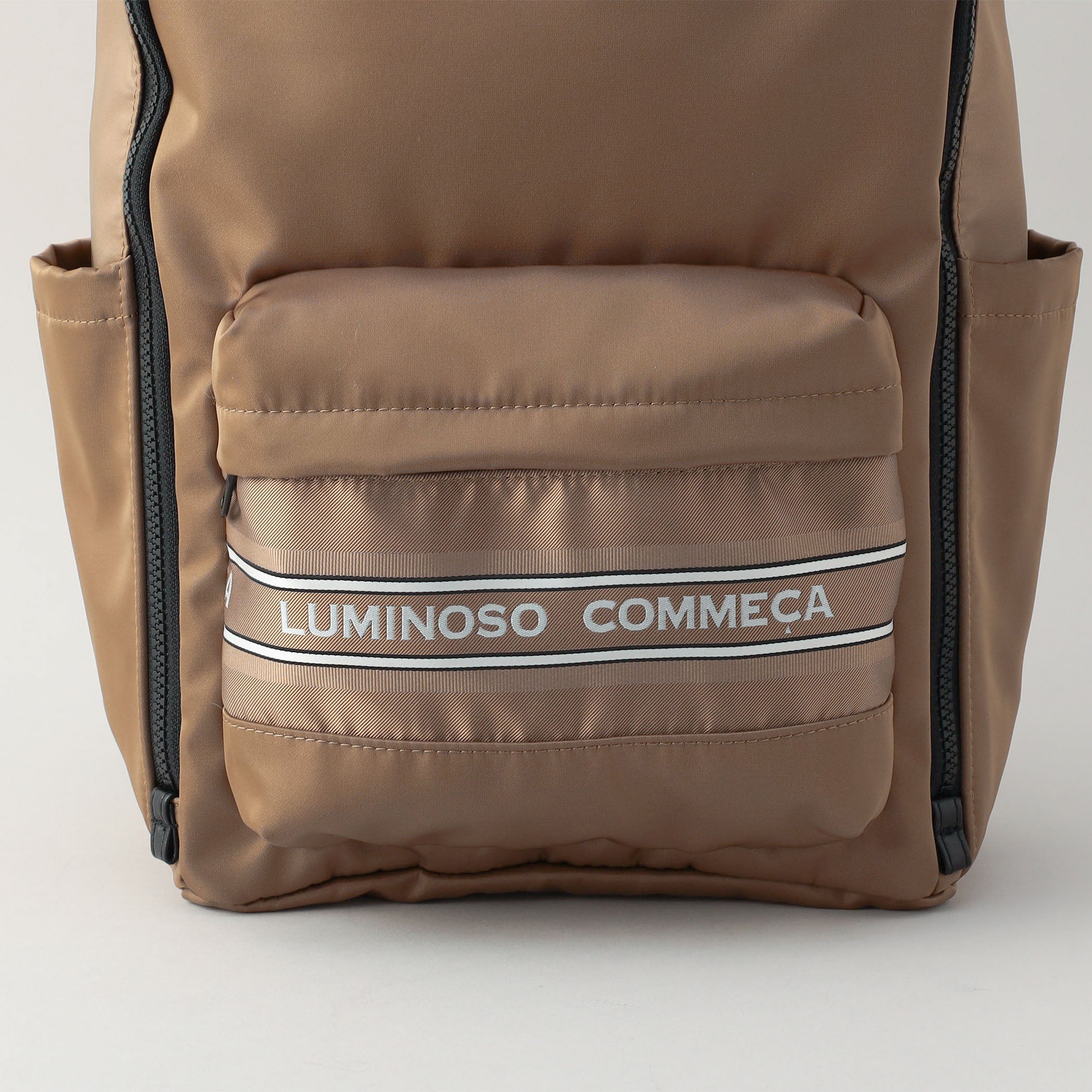 テープ風のロゴはオリジナルのジャカード生地