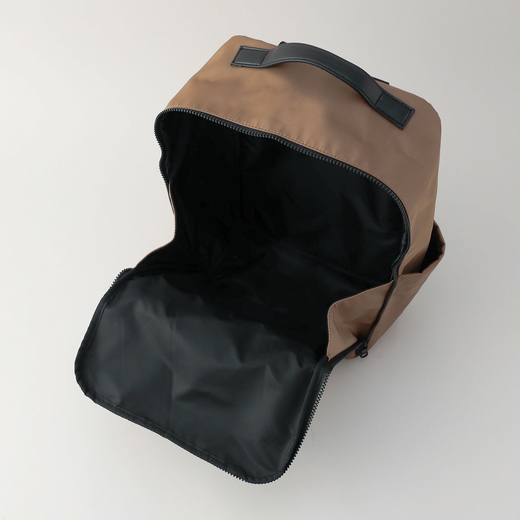 ファスナーは下まで開けることが可能