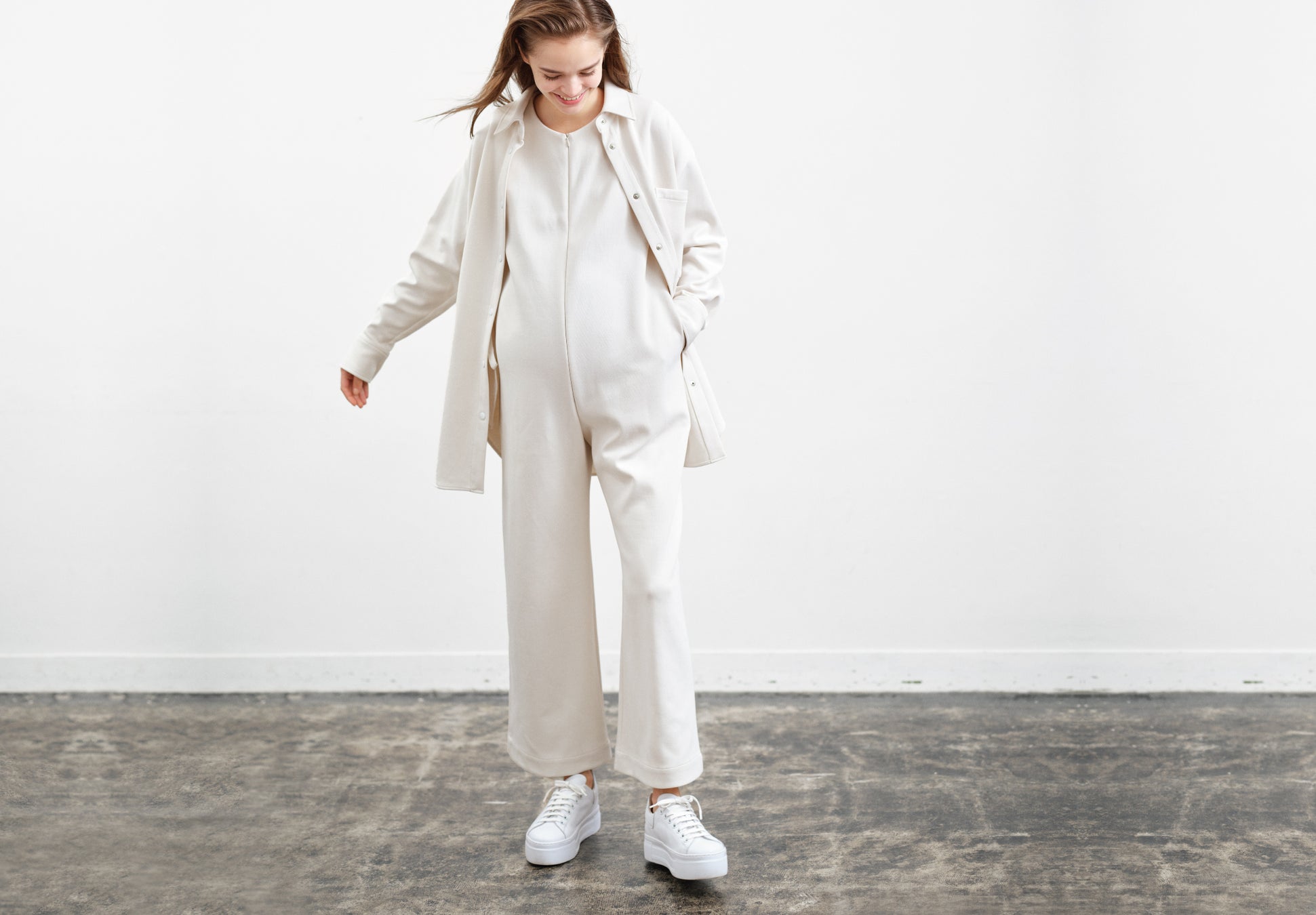 オーバーシャツ 22,000円、ロンパース 24,200円 ※全て税込 カラー:アイボリー、ネイビー