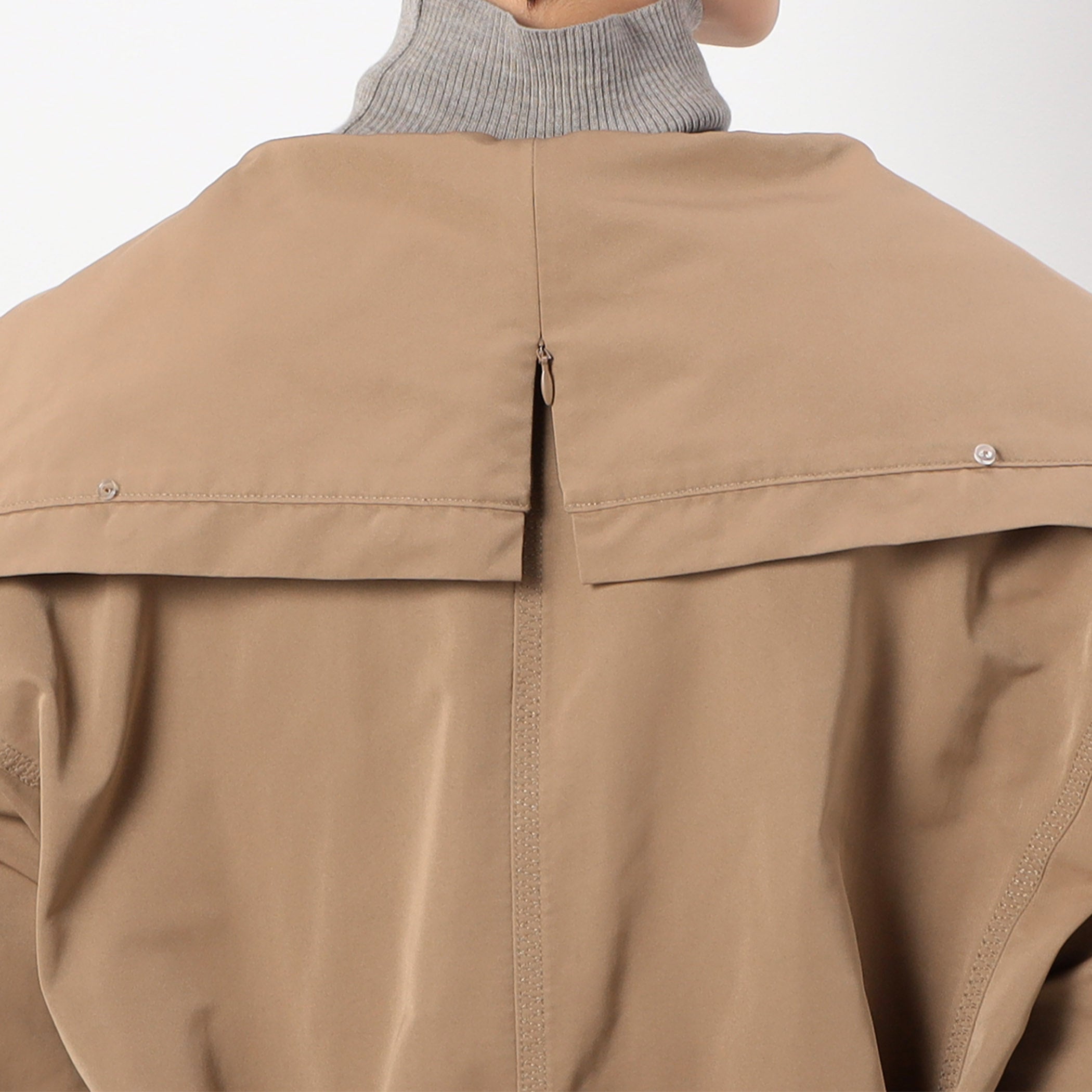 後ろファスナーを開けてフラットカラーにアレンジ