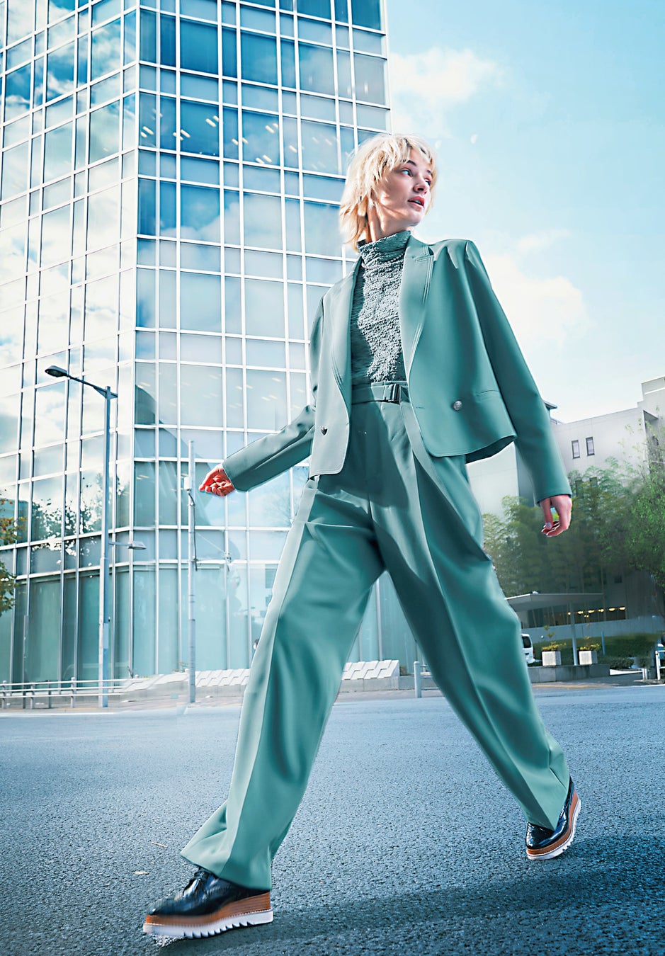 ショートジャケット 35,200円、ワイドパンツ 28,600円 ※全て税込 カラー:ベージュ、ブルーグレー、ブラック