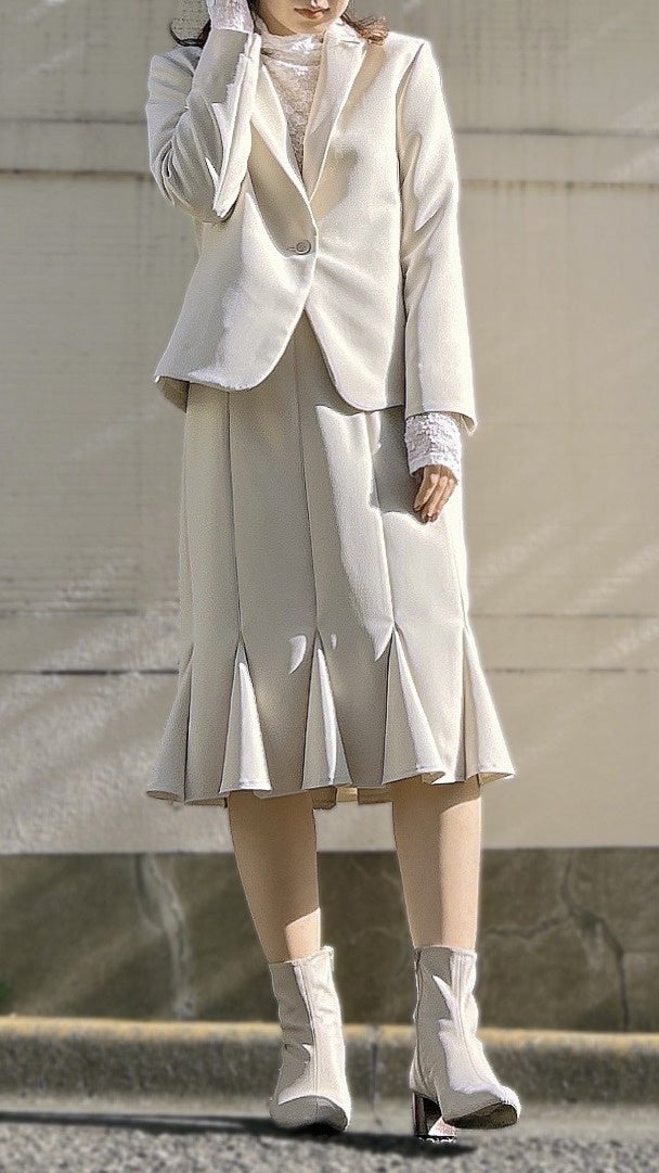 テーラードジャケット 37,400円、デザインタイトスカート 25,300円 ※全て税込 カラー:ベージュ、ブルーグレー、ブラック