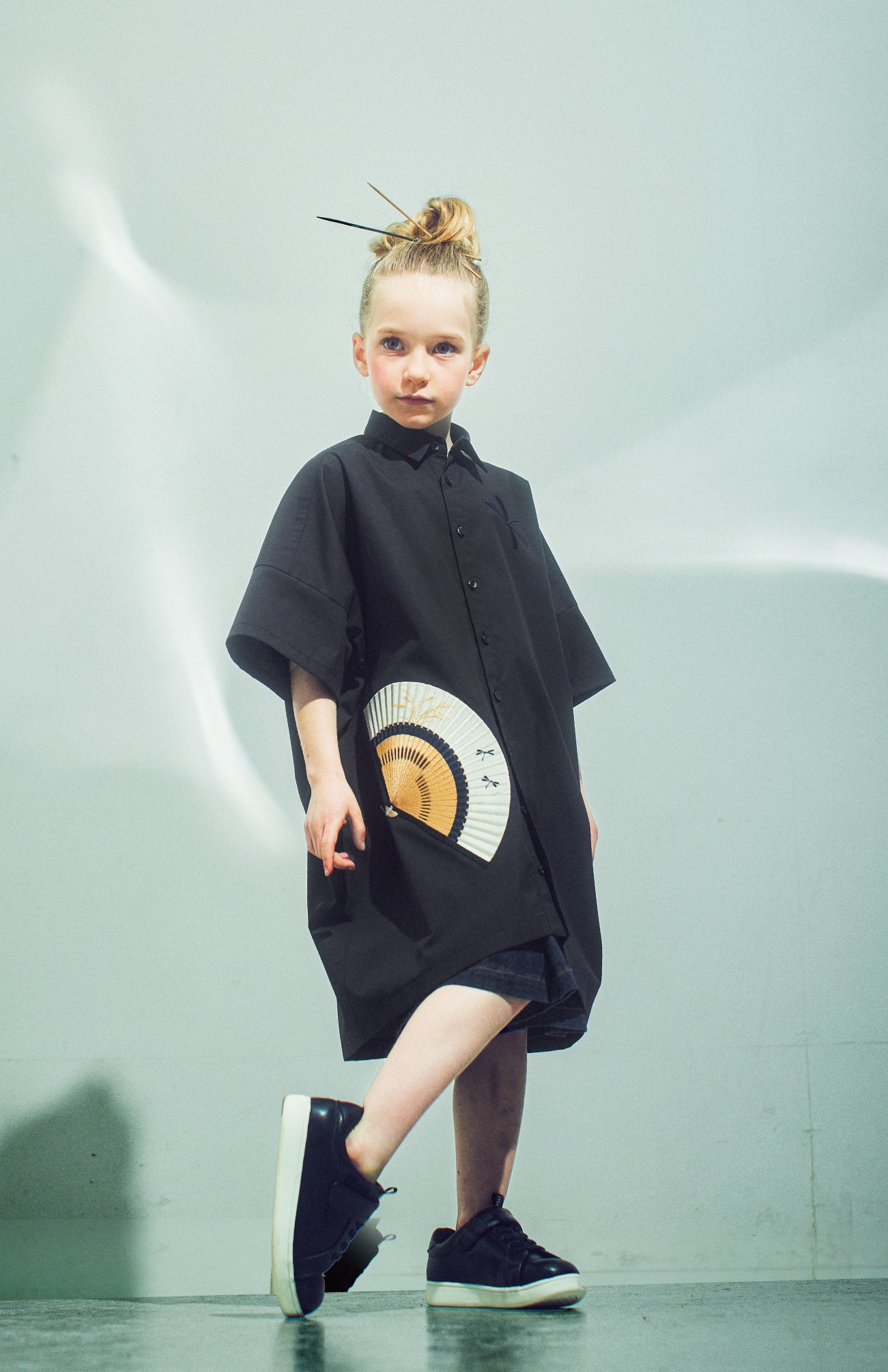 ［コムサ・フィユ］シャツドレス(120～130㎝)　30,800円、(140～150㎝)　33,000円　※全て税込