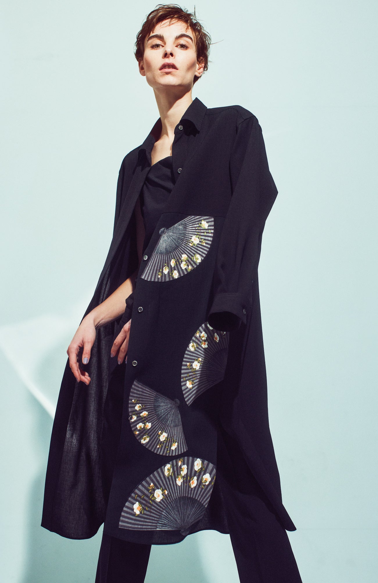 ［バジーレ28］ロングシャツ　59,400円(税込)