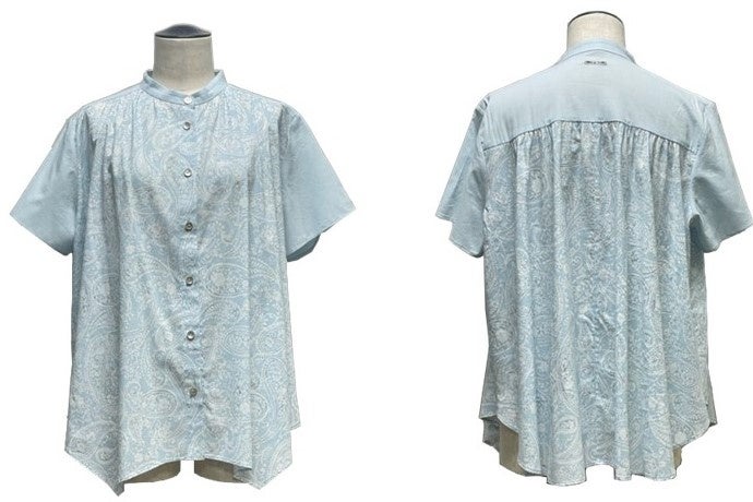 ギャザーブラウス　42,900円(税込)　カラー：サックス