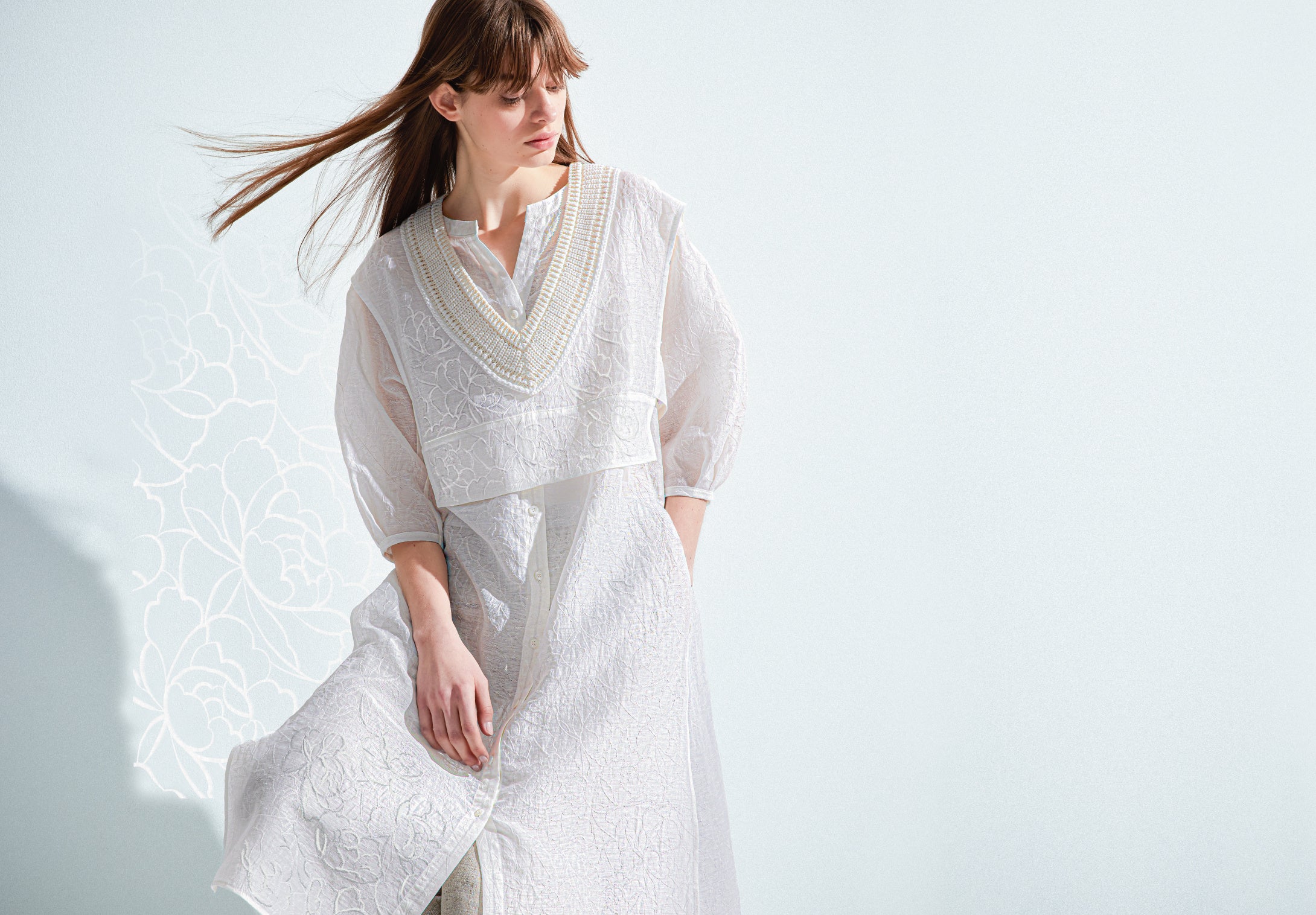 ロングブラウス　41,800円、ショート丈ベスト　24,200円　※全て税込　カラー：ホワイト、ブラック