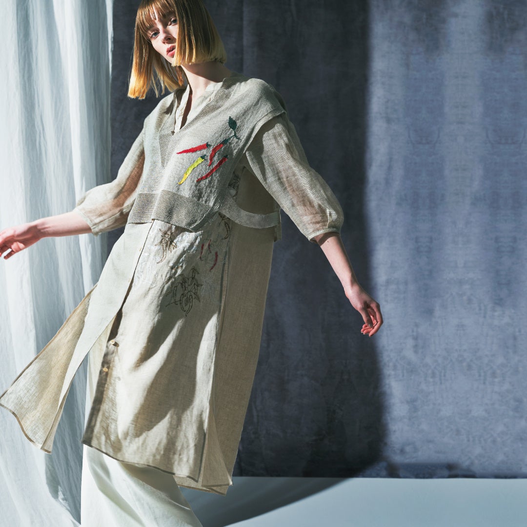 ［ギャバジン K.T］ベスト　29,700円、ロングブラウス　49,500円　※全て税込