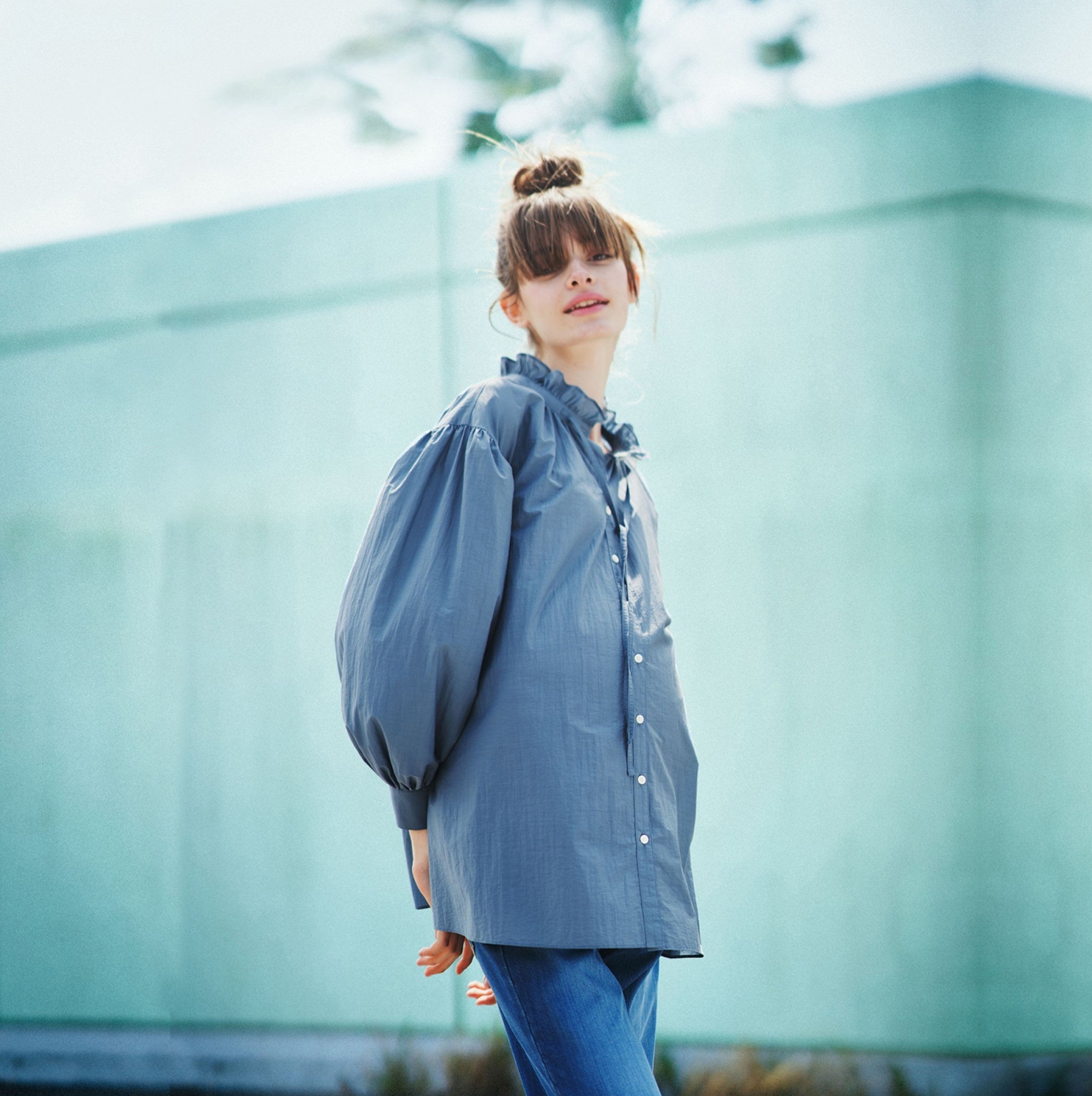 ブラウス　25,300円(税込)　カラー：オフホワイト、カーキ、ブルー