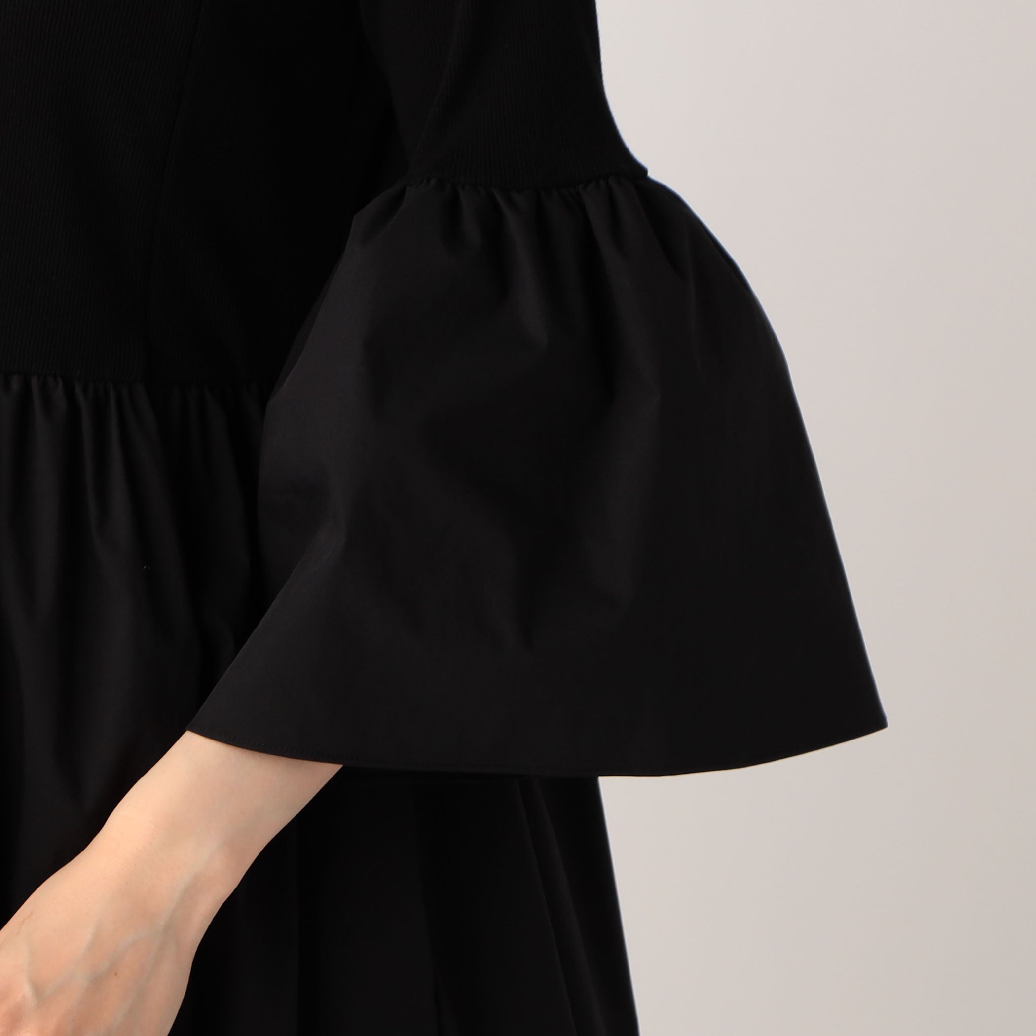 ボリュームのあるフレアスリーブ