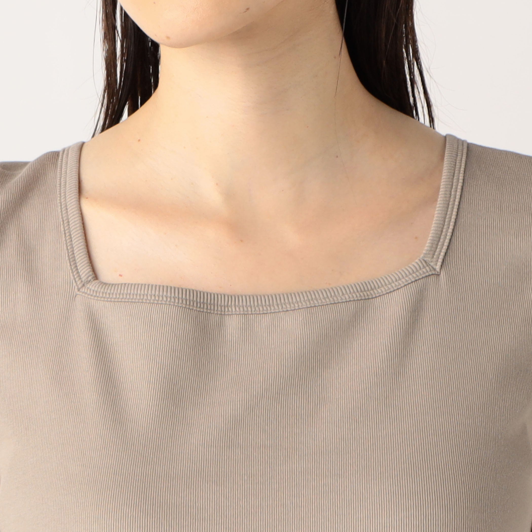 スクエアネック